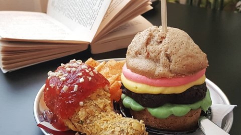 首爾復古文青 Cafe 賣假炸雞？！ 炸雞、漢堡包蛋糕每日限量供應