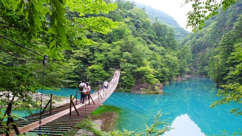 女生橋上許願告別單身！ 靜岡寸又峽夢之吊橋絕景