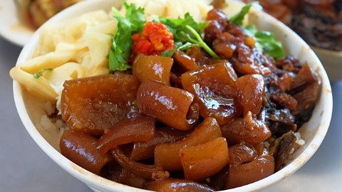 台灣人氣早餐店老爹早點 古早風味招牌豬皮肉燥飯