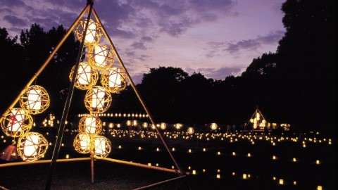 10,000支蠟燭燈照亮夜空