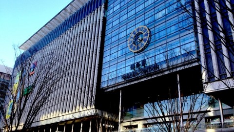 港女日本搶福袋未畀錢即拆袋重組 網民：影衰晒香港人