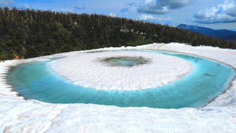 日本岩手縣兩星期限定秘景！ 八幡平鏡沼青色「龍眼」