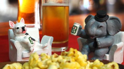 大象、鬥牛犬頹廢飲啤酒？ 搞笑手機座完美還原現代人下班後生活
