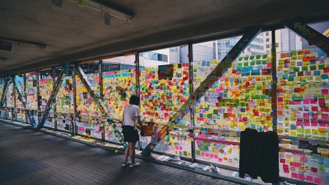 日本人出遊香港見多處連儂牆 滿牆Memo紙大受感動：香港加油