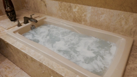 外國女酒店浸熱水浴染惡菌 腳部痙攣冒紅疹膿疱險截肢