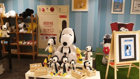 台北Snoopy快閃店開幕 限定純黑/白版Snoopy/胡士托攬枕