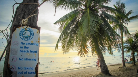 遊客長灘島沙灘埋尿片兼沖身 致沙灘關閉72小時作清潔