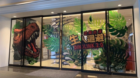 恐龍出沒！ 4米高暴龍現身台北商場