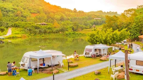 泰國無敵湖景露營車 體驗摘水果/餵羊仔/BBQ