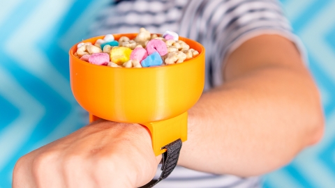 捧著碗食嘢好麻煩？ 外國推懶人必用食物碗手環