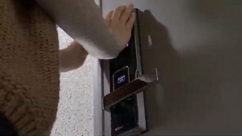 韓國獨居女半夜發現電子門鎖遭亂按 「聽見按密碼聲音嚇到崩潰！」