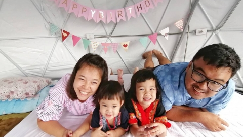 躺在床上看浪漫星空！ 清邁隱世白色波波親子營地