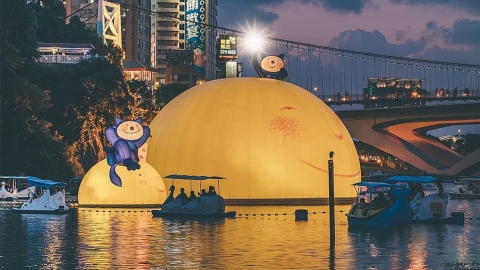 幾米經典作品「月亮忘記了」現身台北 15米巨型月亮漂浮湖面