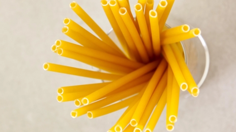 放1日就自然分解！ 英國Stroodles推無味可食用意粉飲管