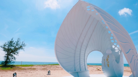 台灣打卡新景點！ 純白貝殼教堂x浪漫沙灘景