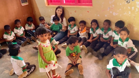 前TVB新聞主播梁凱寧到訪斯里蘭卡 做義工教小學生 網民大讚：天使！