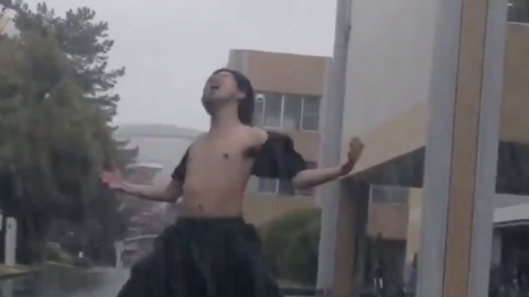 颱風摩羯｜日少年無懼狂風暴雨 半祼街頭勁歌熱舞！影片近千萬人觀看