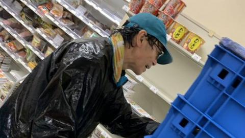 颱風摩羯｜颱風惡劣天氣下大叔堅持送貨 全身濕透為便利店補給三文治