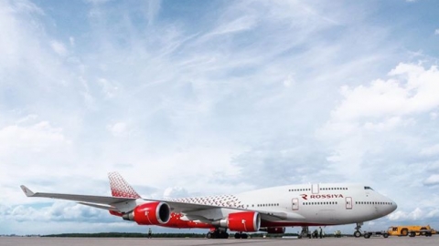 外國情侶飛機上打得火熱 空姐一句霸氣制止：穿好褲子！