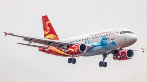 飛行時放內地網紅入駕駛艙打卡 涉事機師被罰終身停飛