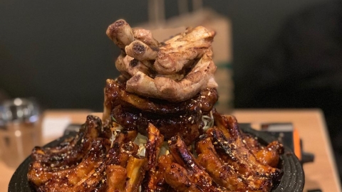 釜山火紅秘制醬腌排骨山