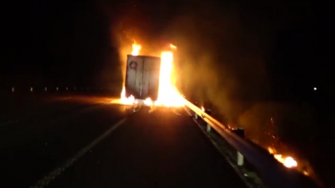 淘寶雙11快遞貨車起火 13噸包裹燒成灰燼