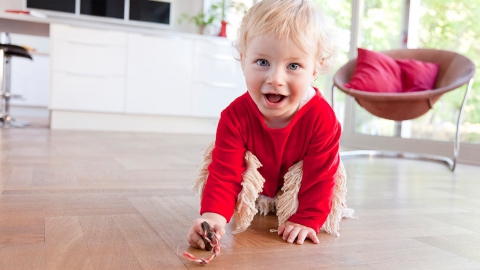 BB就要開始邊爬邊掃地 德國推搞笑拖地衫做家務