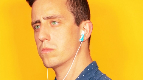 AirPods加番條線避免遺失 外國搞笑設計有線的無線耳機