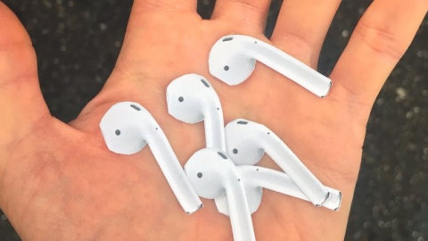 外國周街貼AirPods貼紙呃人 一眾路人完美被騙惡搞成功