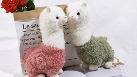 戴可愛草泥馬公仔袋周街行! 毛茸茸質地陪你過暖暖冬日