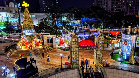 高雄「米奇玩遊世界」聖誕限定夜景 15米高聖誕樹/米奇熱氣球
