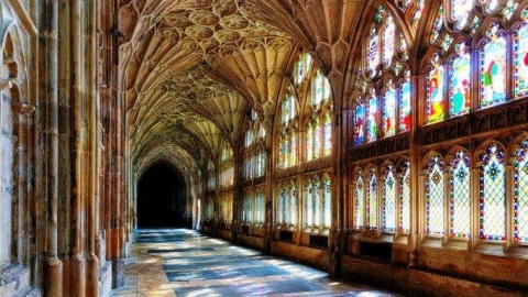 哈利波特霍格華茲取景地朝聖 格洛斯特大教堂彩繪玻璃華麗迴廊