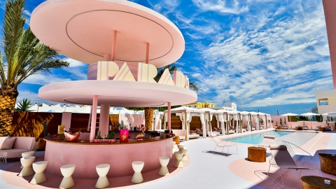 西班牙「伊維薩天堂藝術酒店」 打造超夢幻糖果色系海島度假屋