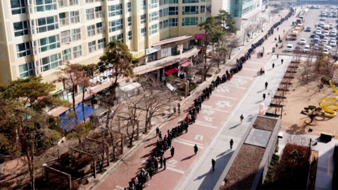 韓國政府沒收囤貨口罩配給大型超市 大邱超市外現超長人龍搶$5個KF94口罩！