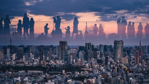 網民澀谷Scramble Square展望台拍下夢幻照片 東京黃昏天空浮現遊客倒影