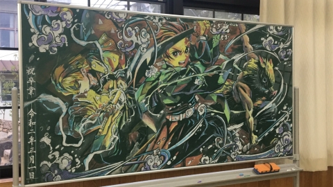 日本老師畫黑板畫慶祝學生畢業 網民激讚：靚到想買起黑板！