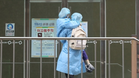 南韓大邱市病床嚴重不足 父親無懼感染抱確診女兒入院！