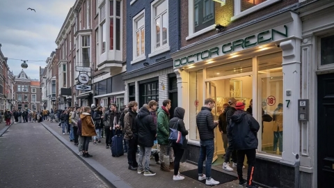疫症襲荷蘭紅燈區、餐廳全關！ 民眾上街耐心排隊購買大麻
