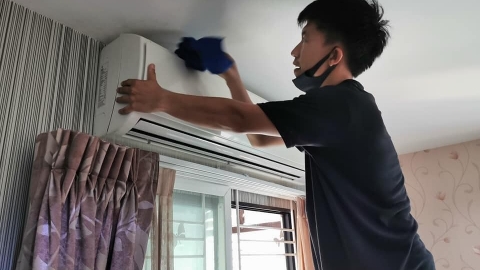 泰國飛機工程師被迫放無薪假 為養家能屈能伸轉行洗冷氣