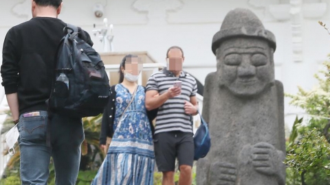 南韓黃金週盡現抗疫疲勞 濟州島現無口罩人潮！