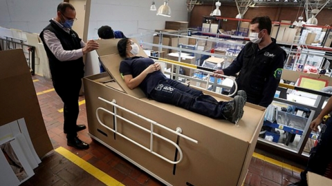 紙皮病床隨時變身棺材 哥倫比亞公司新發明助貧民下葬死者