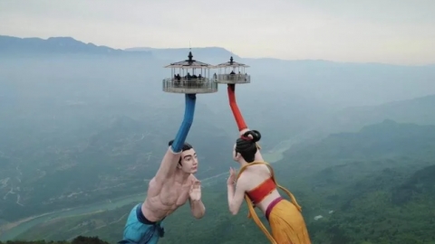 重慶新景點飛天之吻醜出天際 巨型天仙像空中旋轉 網民：煞風景