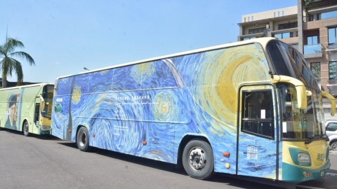 台灣街頭捕獲梵高《星夜》！ 屏東推藝術巴士彩繪世界名畫