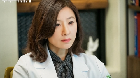 《愛的迫降》玄彬孫藝珍勇奪人氣獎 金喜愛憑《夫妻的世界》贏百想視后