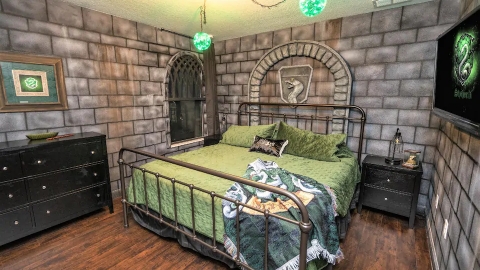 Airbnb全新哈利波特電影主題房源 入住霍格華茲四大學院房間．重現9¾月台．泳池/影院/桌球室等多人派對設施