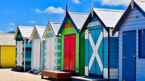 酒店保安和隔離旅客「超親密接觸」再播毒 墨爾本封城30萬人禁足隔離