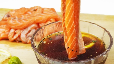 三文魚刺身變沾麵！ 全新食法一啜大量吸入