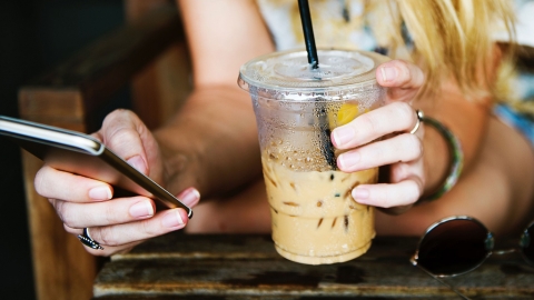 高中生一日一杯奶茶飲出痛風 手腳關節長滿結石無法走路