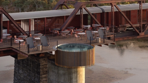 廢棄火車改建酒店年底開幕！ 停泊橋上路軌欣賞壯闊風景