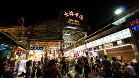 疫情下無遊客湧現招租鋪面 台灣網民：士林夜市是不是快玩完